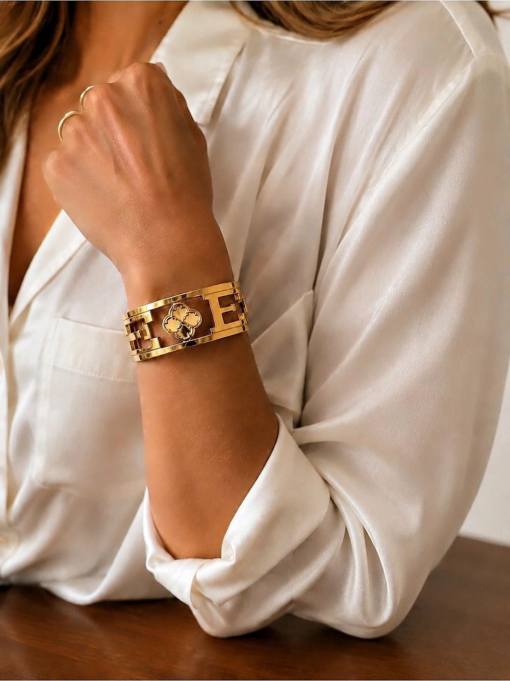 🔹 Clover Hinge Bracelet Gold Like New